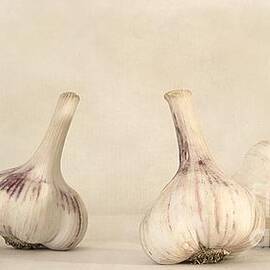 fresh garlic by Priska Wettstein